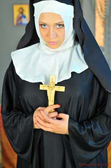 KagneyLinnKarter_Sinful_0001